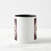 Mug Plan rapproché de la main d'un serveur tenant un (Centre)