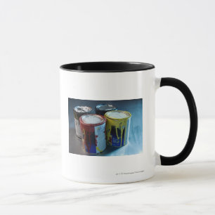 Mug Plan rapproché de quatre boîtes de peinture