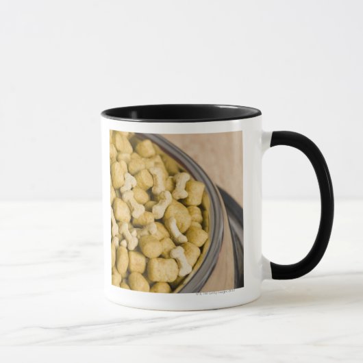 Mug Plan rapproché des aliments pour chiens dans une (Droite)