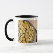 Mug Plan rapproché des aliments pour chiens dans une (Gauche)