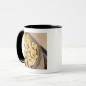 Mug Plan rapproché des aliments pour chiens dans une (Devant gauche)