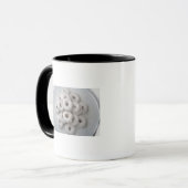 Mug Plan rapproché des beignets en poudre dans un plat (Devant gauche)