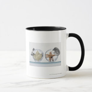 Mug Plan rapproché des herbes dans des deux pots
