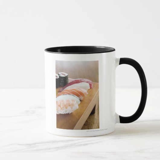Mug Plan rapproché des sushi sur une table (Droite)