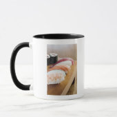 Mug Plan rapproché des sushi sur une table (Gauche)