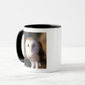 Mug 'Plan rapproché du hibou de grange, terre entre (Devant gauche)