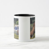 Mug Plan rapproché d'un cheval fonctionnant près d'une (Centre)