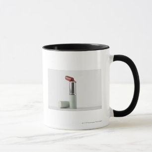 Mug Plan rapproché d'un rouge à lèvres cassé