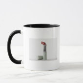 Mug Plan rapproché d'un rouge à lèvres cassé (Gauche)