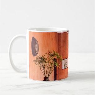 MUG PLANTERS AVEC PLANTE PRÈS DE LA ZONE CAOUTCHOUC 