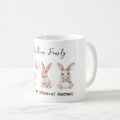 Mug Plaque de famille de lapin de Pâques mignon – Pers (Devant droit)