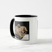 Mug Plaque ornementale dépeignant un sanglier (Devant gauche)