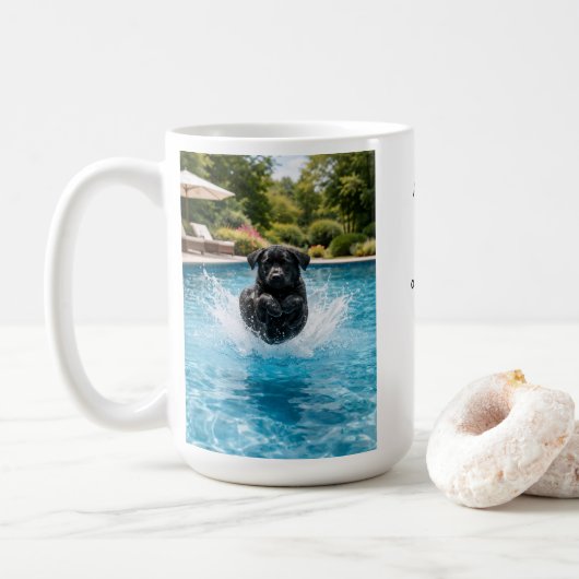 Mug Plongeon de chiot Labrador noir dans la piscine (Avec donut)