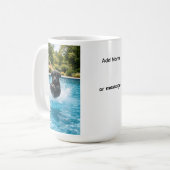 Mug Plongeon de chiot Labrador noir dans la piscine (Devant gauche)