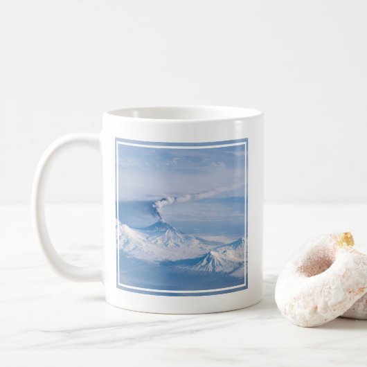 Mug Plume Émanant Du Volcan Kliuchevskoi. (Avec donut)