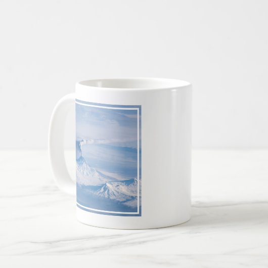 Mug Plume Émanant Du Volcan Kliuchevskoi. (Devant gauche)