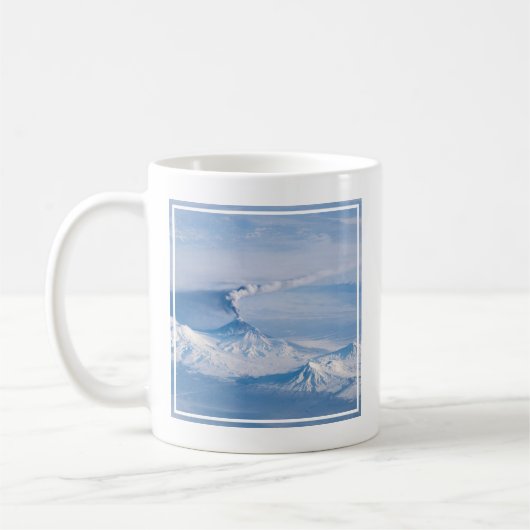 Mug Plume Émanant Du Volcan Kliuchevskoi. (Gauche)