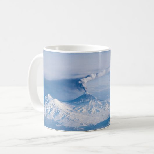 Mug Plume Émanant Du Volcan Kliuchevskoi. (Devant gauche)