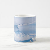 Mug Plume Émanant Du Volcan Kliuchevskoi. (Centre)