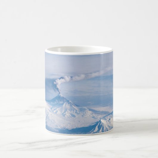 Mug Plume Émanant Du Volcan Kliuchevskoi. (Centre)