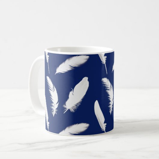 Mug Plumes blanches sur bleu foncé marine (Devant gauche)