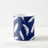 Mug Plumes blanches sur bleu foncé marine (Centre)