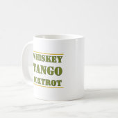 Mug Plus dur que d'aimer un soldat - Épouse militaire (Devant gauche)