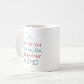 Mug Plus vous travaillez dur, mieux vous obtenez (Devant gauche)