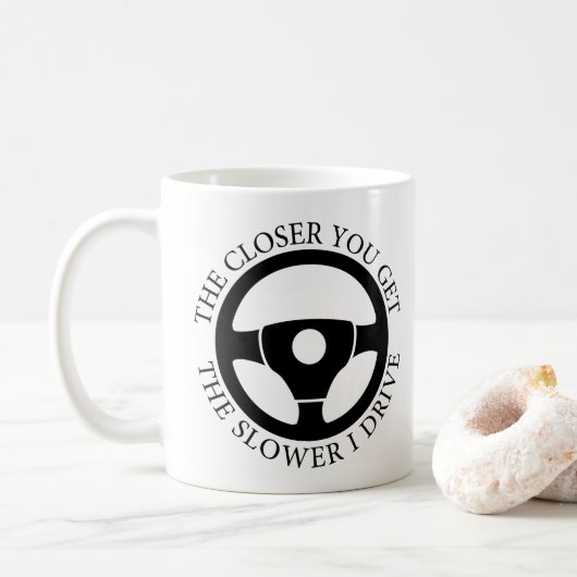 Mug Plus vous vous rapprochez, plus je conduis lenteme (Avec donut)