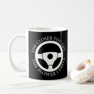 Mug Plus vous vous rapprochez, plus je conduis lenteme