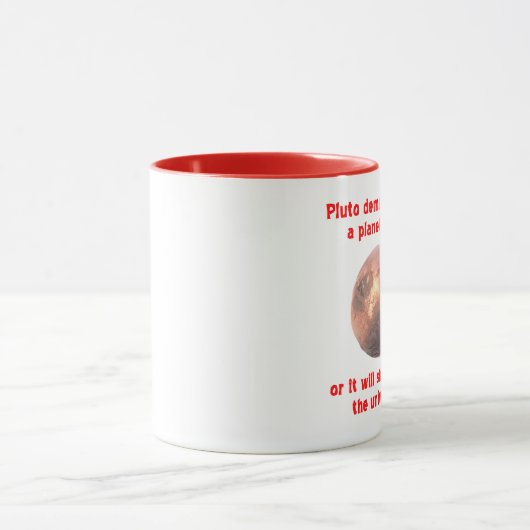 Mug Pluton exige d'être une planète encore… (Centre)