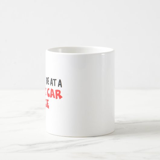 Mug plutôt d'être à une course de voiture stock (Centre)