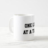 Mug Poids d'un Kettlebell d'ascenseur à la fois (Devant gauche)