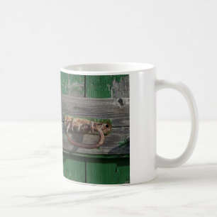 Mug Poignée de porte rouillée sur porte verte