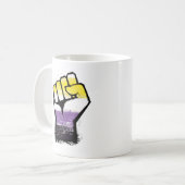 Mug Poing de la fierté non binaire de protestation (Devant gauche)