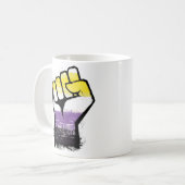 Mug Poing de protestation de fierté non binaire (Devant gauche)