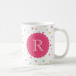 Mug Points Confetti colorés mignons Motif Monogramme M<br><div class="desc">Mug monogramme coloré et moderne avec motif pois rose chaud,  bleu et jaune foncé avec étiquette à bord de pétoncle rose chaud. Cette tasse personnalisée sera parfaite comme un cadeau.</div>