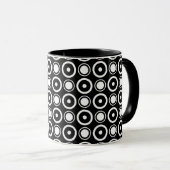 Mug Points noirs et blancs élégants sur fond noir (Devant droit)