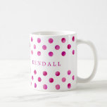 Mug Pois d'aquarelle rose personnalisée<br><div class="desc">Cette tasse girly est dotée d'un rose chaud,  d'une aquarelle en pois sur un arrière - plan blanc,  et votre nom dans une couleur rose assortie.</div>