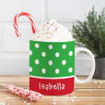 Mug Pois festifs Personnalisé Nom du monogramme de Noë<br><div class="desc">Personnalisez ce café de Noël festif ou une tasse de cacao chaud avec un prénom ou un autre texte personnalisé. Le design comporte un motif de pois. Couleurs classiques rouges,  vertes et blanches.</div>