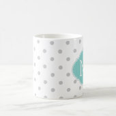 Mug Pois gris-clair moderne avec le monogramme bleu (Centre)