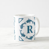 Mug Poisson bleu koi monogramme initial (Devant droit)