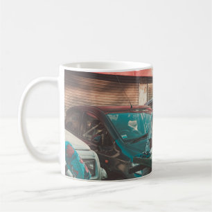 MUG POMMES DE VENTE D'HOMME PRÈS DES VOITURES PARKÉE