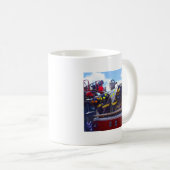 Mug Pompiers - Casque sur camion-pompier (Devant droit)