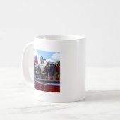 Mug Pompiers - Casque sur camion-pompier (Devant gauche)