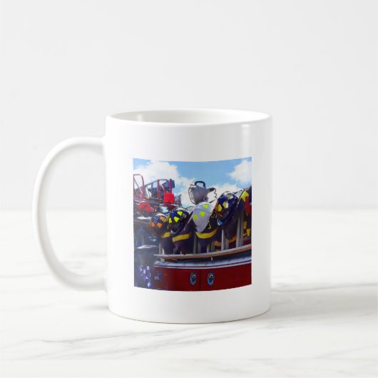Mug Pompiers - Casque sur camion-pompier (Gauche)