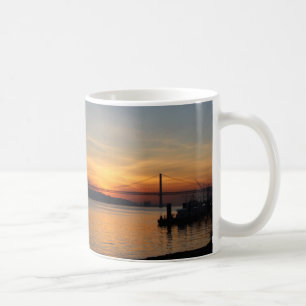 Mug Pont au-dessus de la rivière le Tage au coucher du