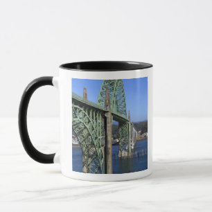 Mug Pont de la baie de Yaquina enjambant la baie de Ya