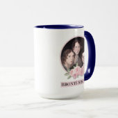 Mug Portrait de soeurs Bronte avec roses roses roses (Devant droit)