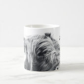 Mug Portrait de vache Highland premier monogramme noir (Centre)